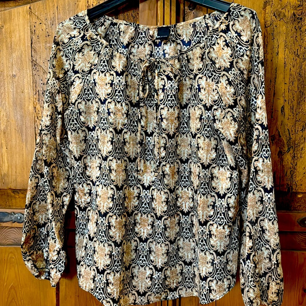 Pretty top with tie neck in gold and black by Swell.